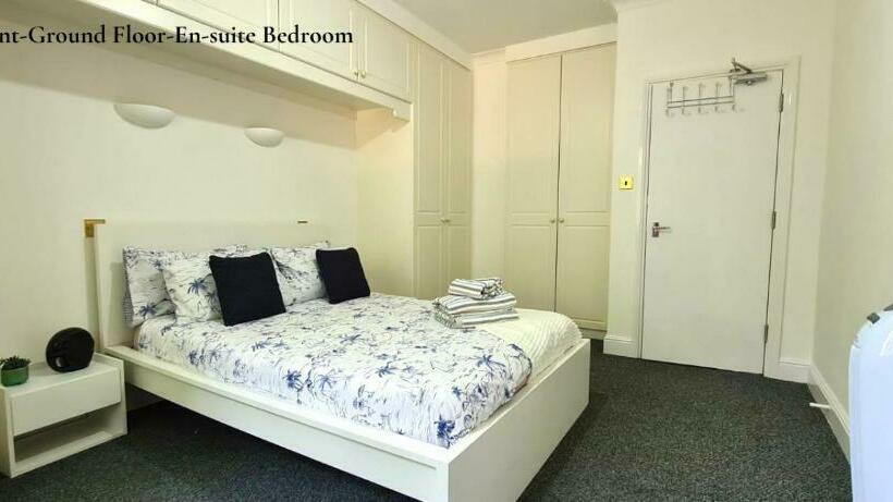 Cosy Apartments Near Hampstead Heath With Free On Site Parking & Private Gardens, Golders Green