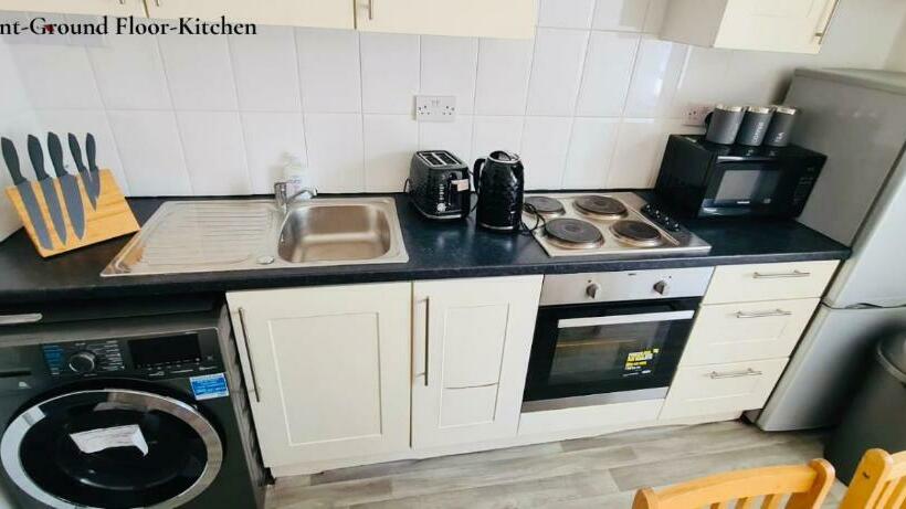 Cosy Apartments Near Hampstead Heath With Free On Site Parking & Private Gardens, Golders Green