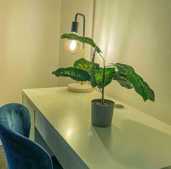 Cosy Apartments Near Hampstead Heath With Free On Site Parking & Private Gardens, Golders Green