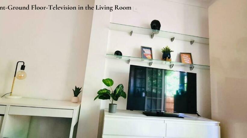 Cosy Apartments Near Hampstead Heath With Free On Site Parking & Private Gardens, Golders Green