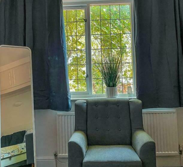 Cosy Apartments Near Hampstead Heath With Free On Site Parking & Private Gardens, Golders Green