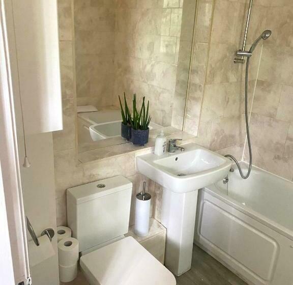 Cosy Apartments Near Hampstead Heath With Free On Site Parking & Private Gardens, Golders Green