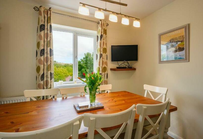 Homely Village Cottage Close To Popular Beaches