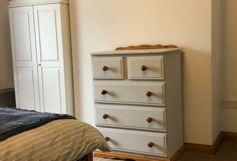 Sweet Caroline At Longton. Great Location For Stoke On Trent, The Potteries And Alton Towers