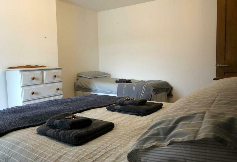 Sweet Caroline At Longton. Great Location For Stoke On Trent, The Potteries And Alton Towers