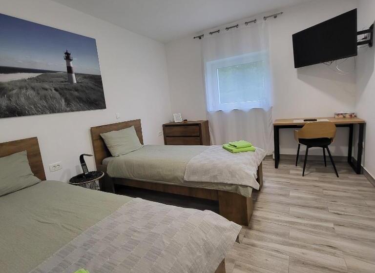 تختخواب و صبحانه Hostel Postaja