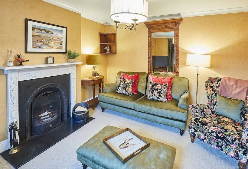 Host & Stay   Sixpence Cottage