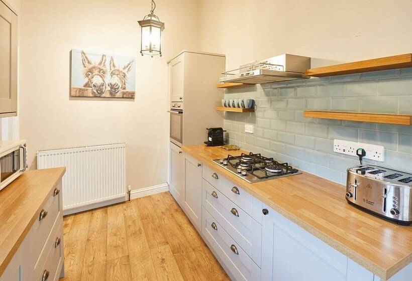 Host & Stay   Sixpence Cottage