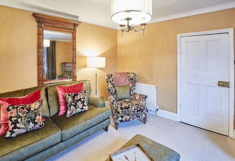 Host & Stay   Sixpence Cottage