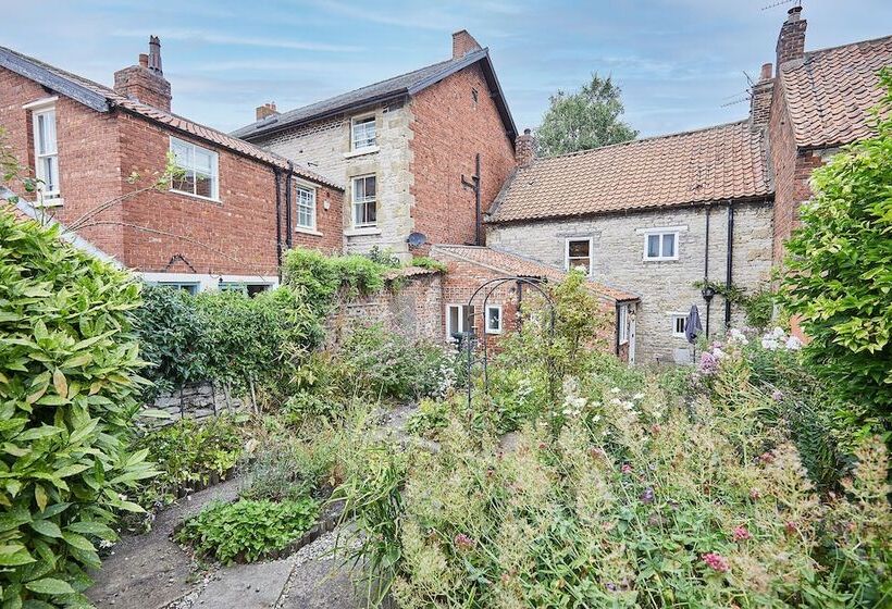 Host & Stay   Sixpence Cottage