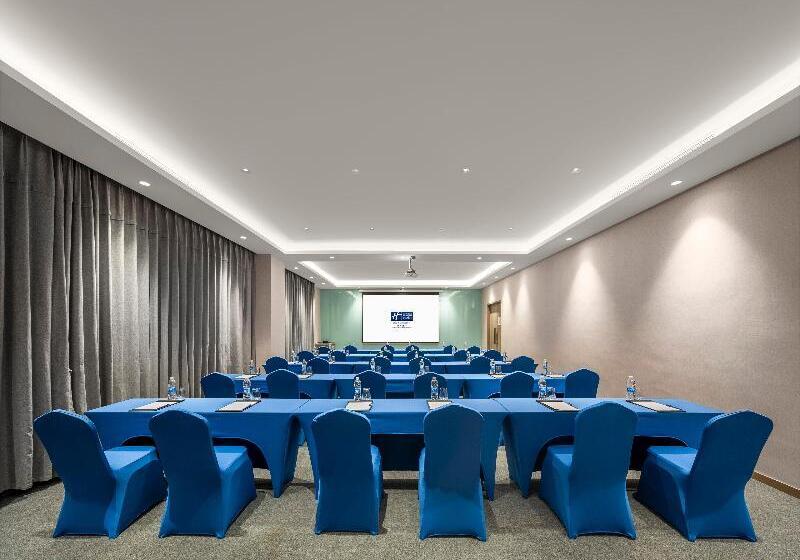 Отель Holiday Inn Express Tengchong Hot Spring, An Ihg