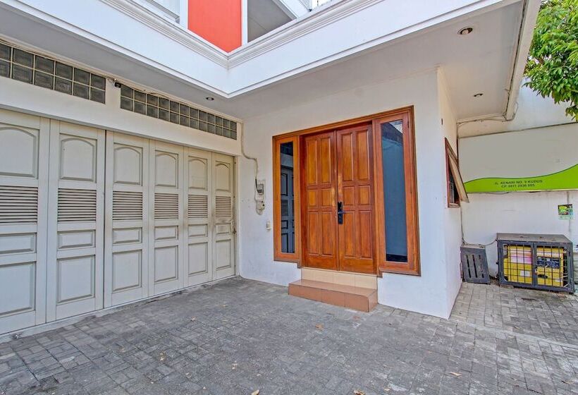 ホテル Spot On 91523 Kenari Guesthouse