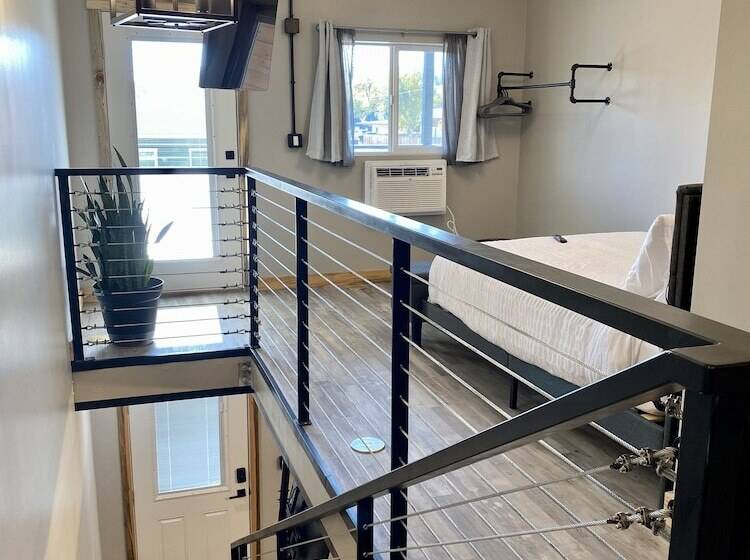 The Darmont Hotel And Suites