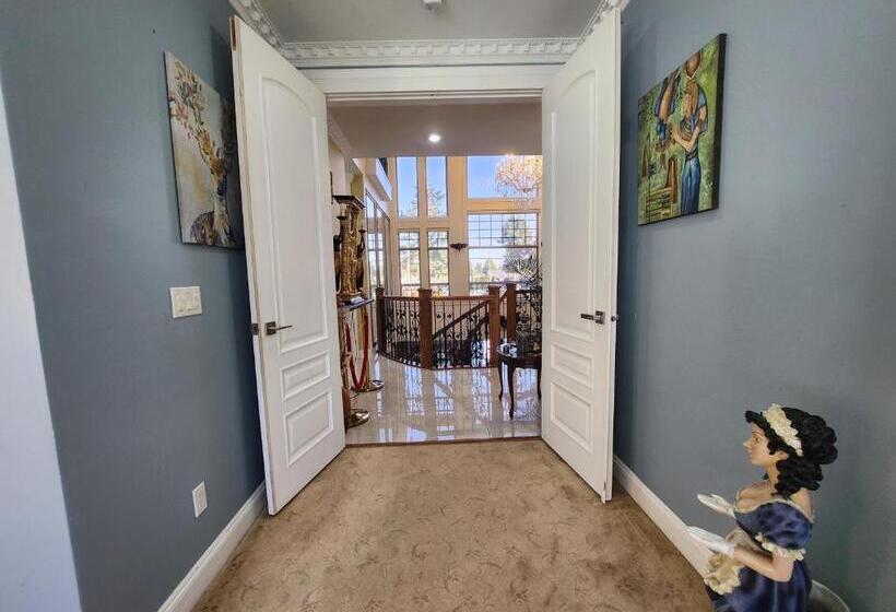 Общежитие The Empress Palace