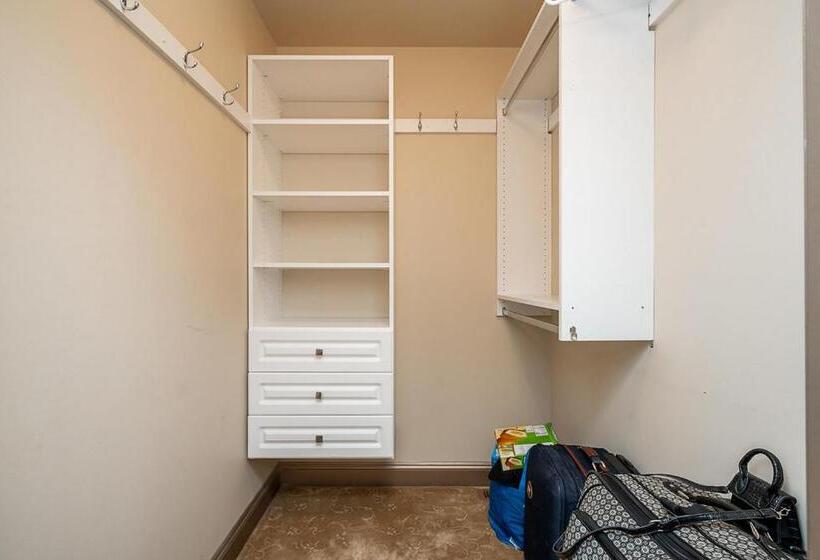 Общежитие The Empress Palace