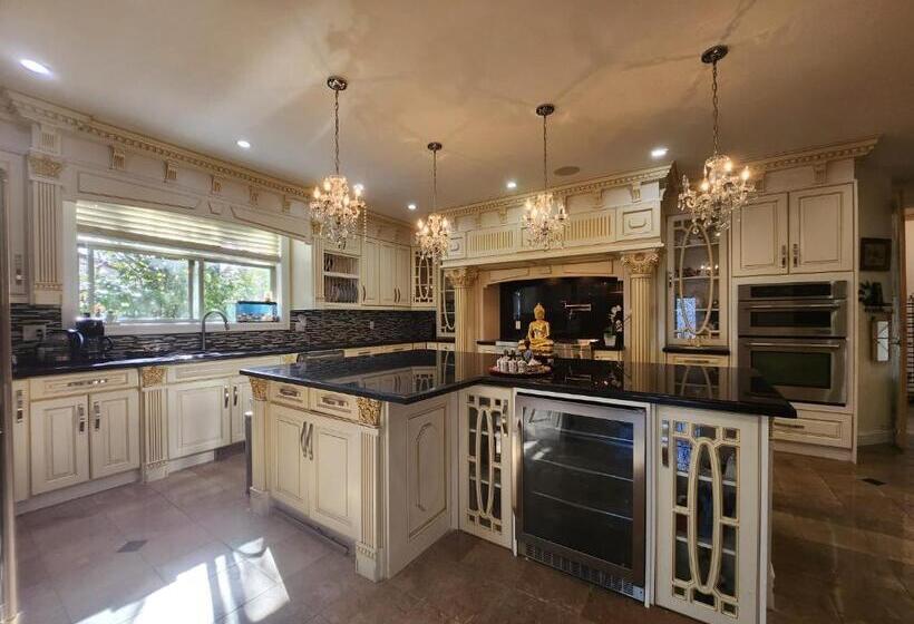 Общежитие The Empress Palace