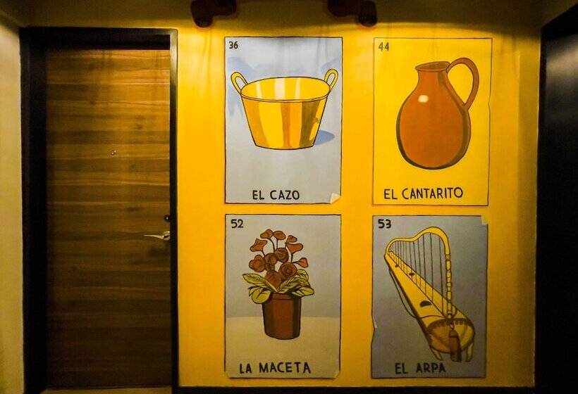 هتل کپسول Cadillac Cocoon Beds