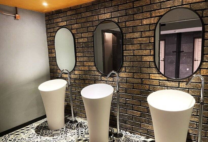 هتل کپسول Cadillac Cocoon Beds