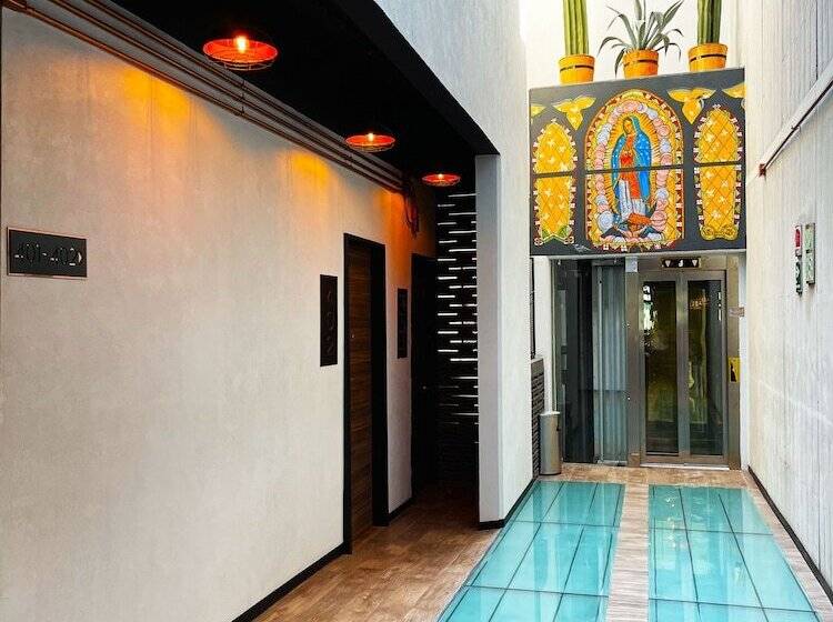 هتل کپسول Cadillac Cocoon Beds