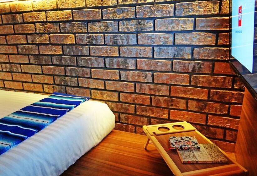 هتل کپسول Cadillac Cocoon Beds