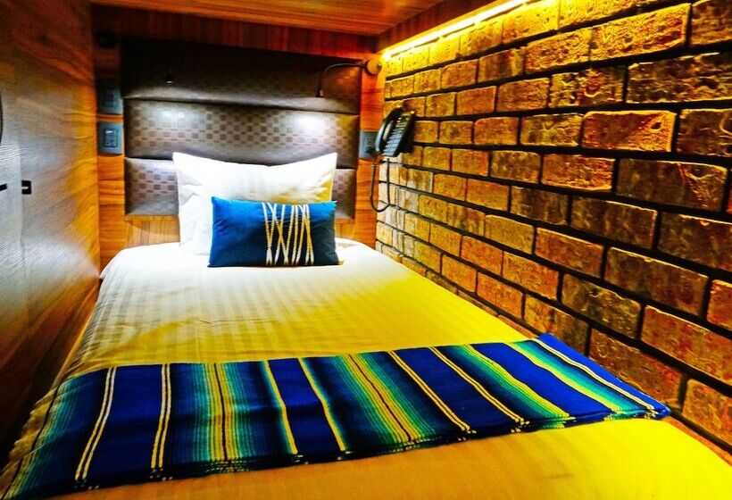 هتل کپسول Cadillac Cocoon Beds