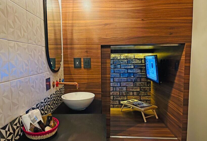 هتل کپسول Cadillac Cocoon Beds