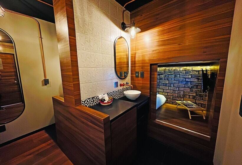 هتل کپسول Cadillac Cocoon Beds