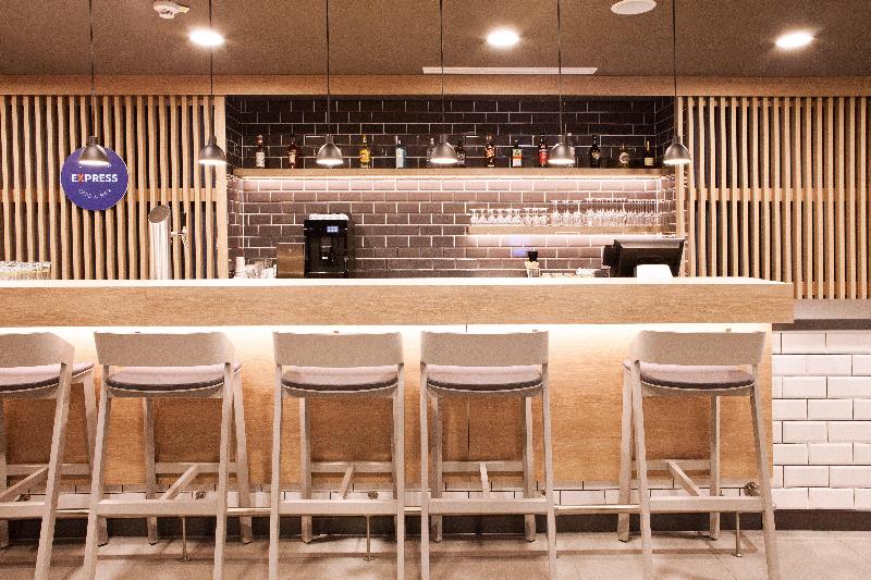 호텔 Holiday Inn Express Dusseldorf Airport