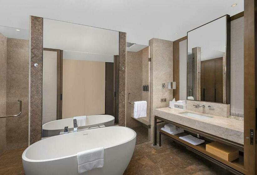 Отель Sheraton Cebu Mactan Resort