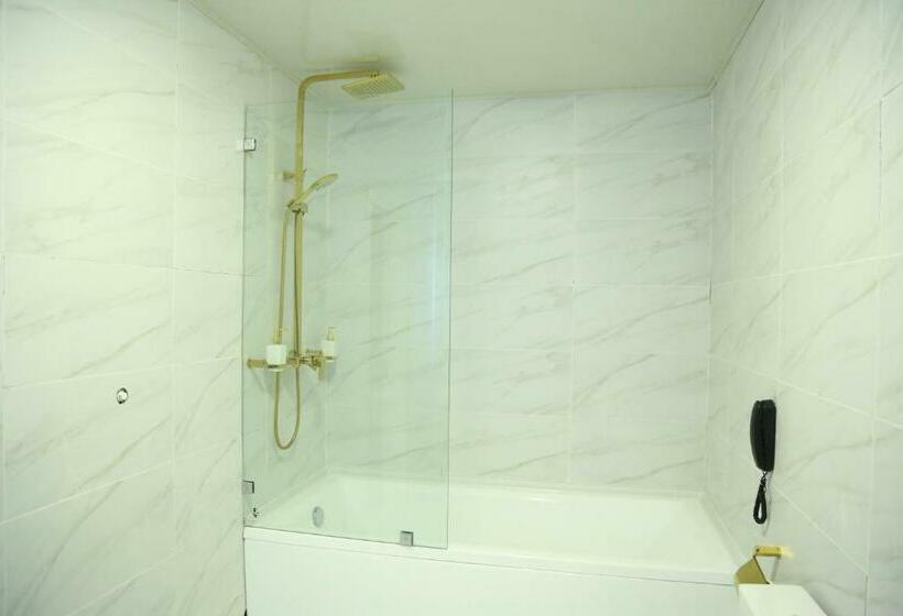 בית מלון כפרי Turon City Plaza