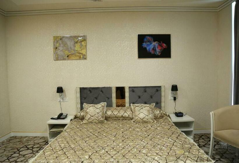 בית מלון כפרי Turon City Plaza