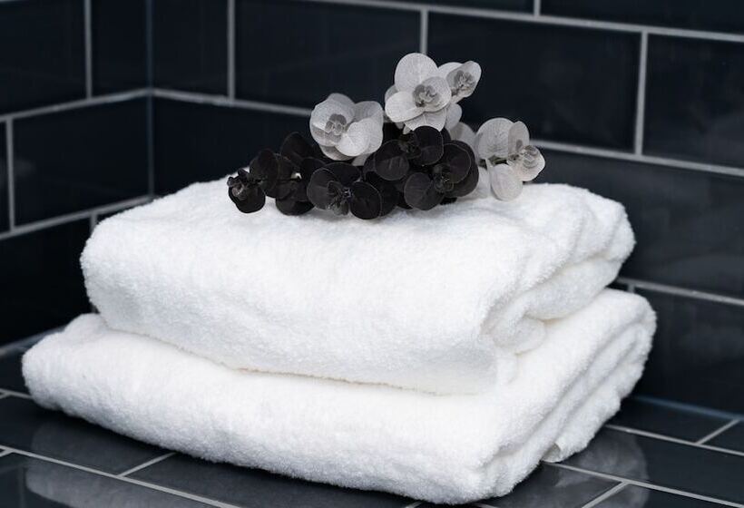 Royal Wharf   1 Bed   Balcony   River & City View