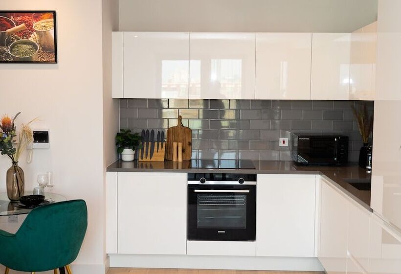 Royal Wharf   1 Bed   Balcony   River & City View