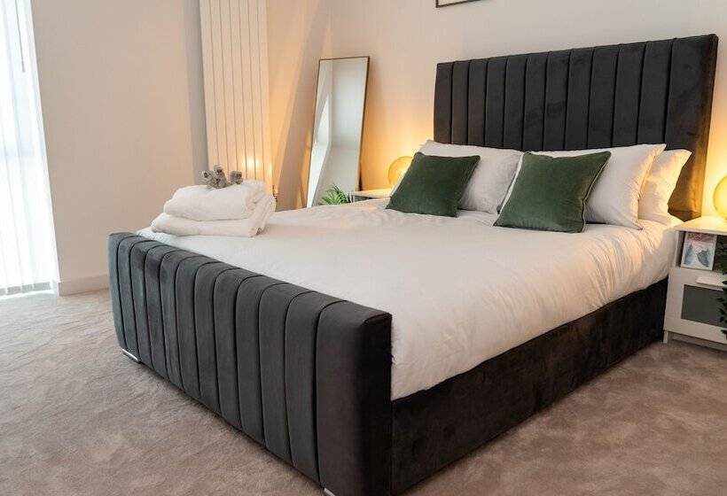 Royal Wharf   1 Bed   Balcony   River & City View