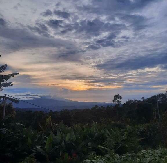 הוסטל Manigelang Villa