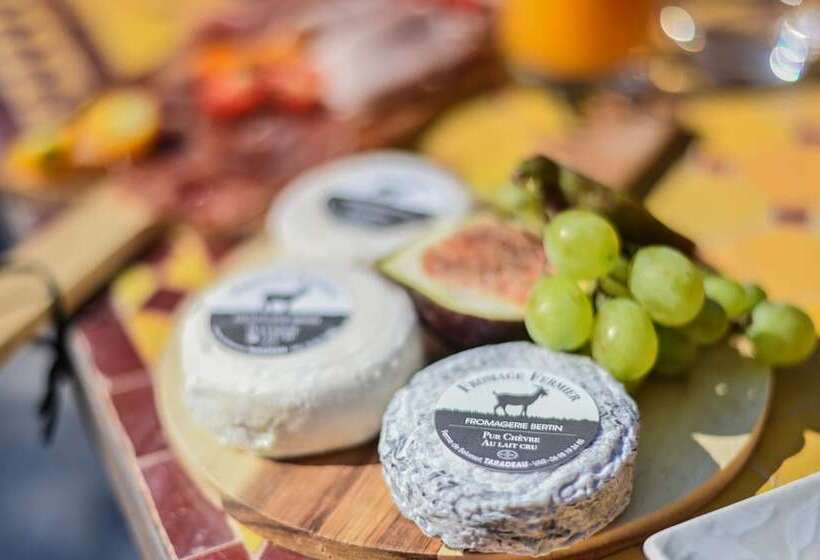 Отель Chateau De Taradel