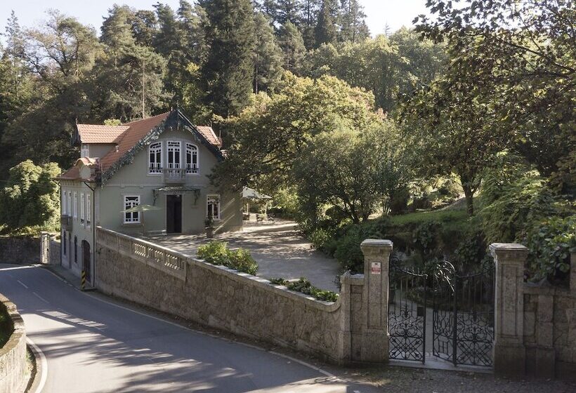 בית מלון כפרי The Grove Houses