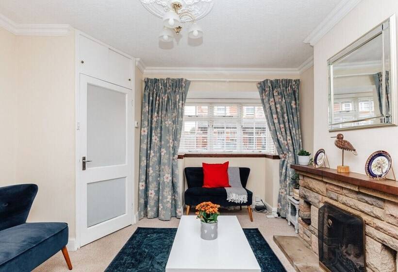 Park End House   Parking, Pet Friendly