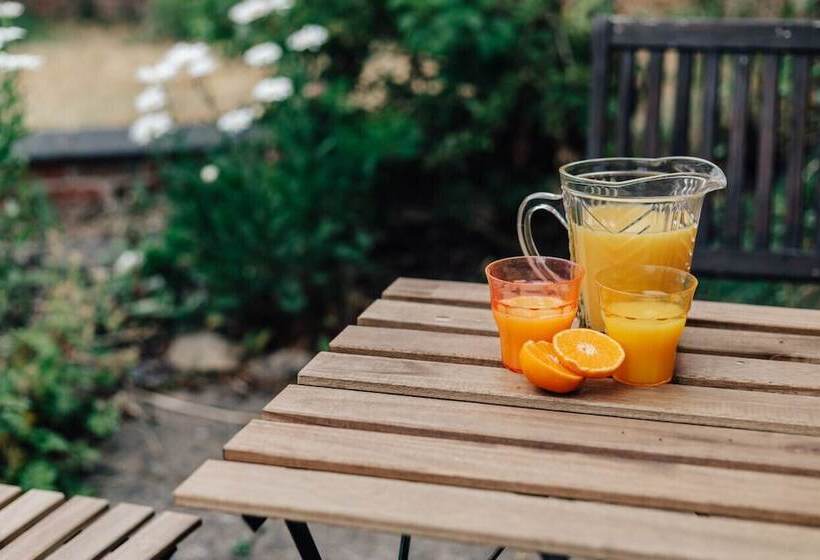 Park End House   Parking, Pet Friendly