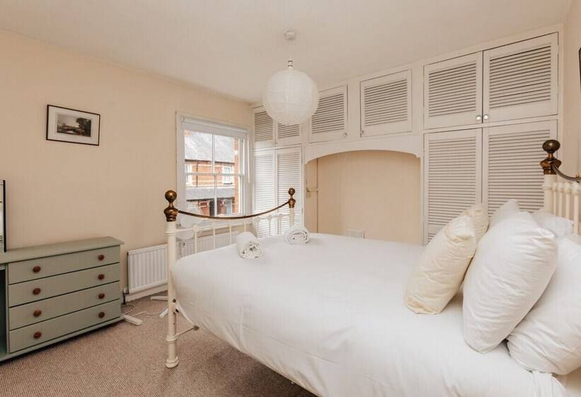 Park End House   Parking, Pet Friendly