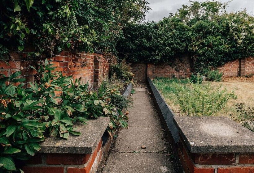 Park End House   Parking, Pet Friendly