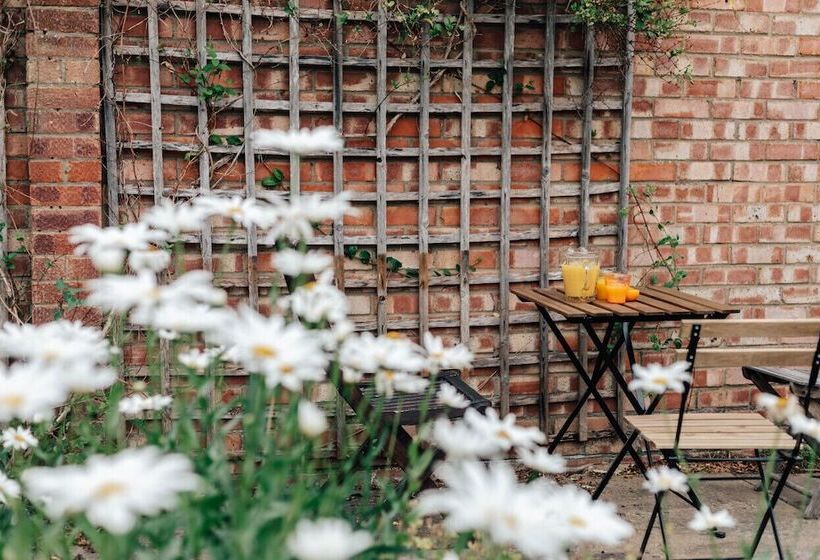 Park End House   Parking, Pet Friendly