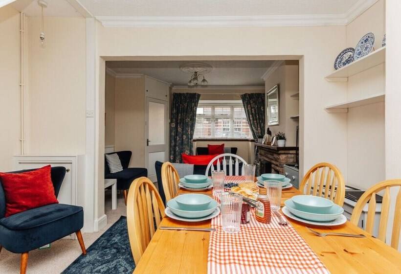 Park End House   Parking, Pet Friendly