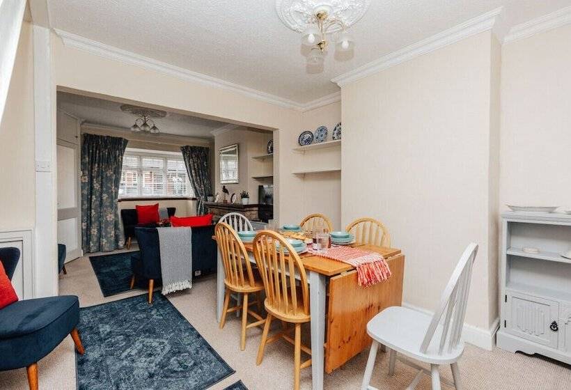 Park End House   Parking, Pet Friendly