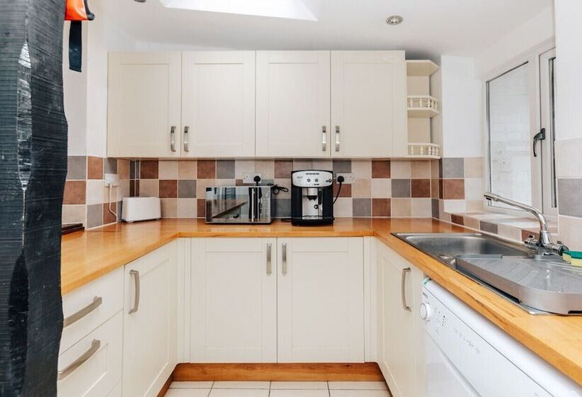 Park End House   Parking, Pet Friendly