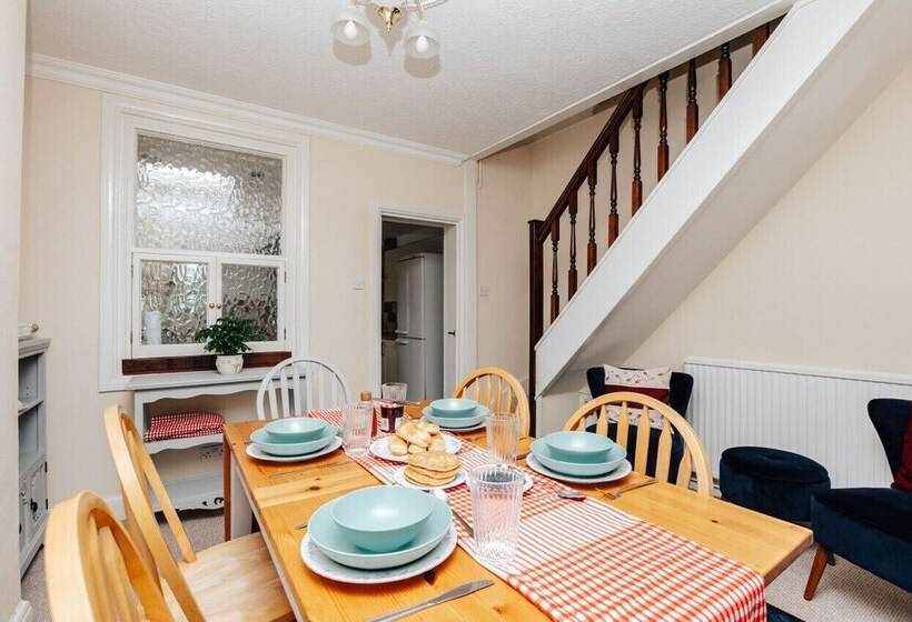 Park End House   Parking, Pet Friendly