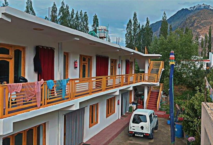 بنسيون Kharchung Guest House