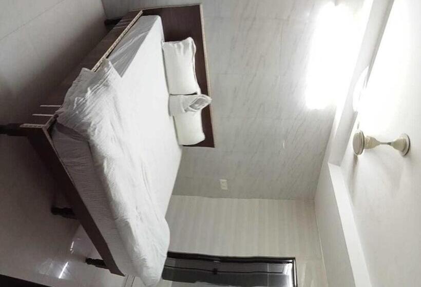 Pop Hotel Dwarka Inn Near Dwarka Mor Metro Station
