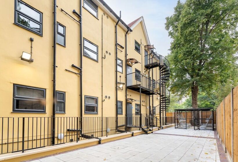 בית מלון כפרי Dc, Stratford