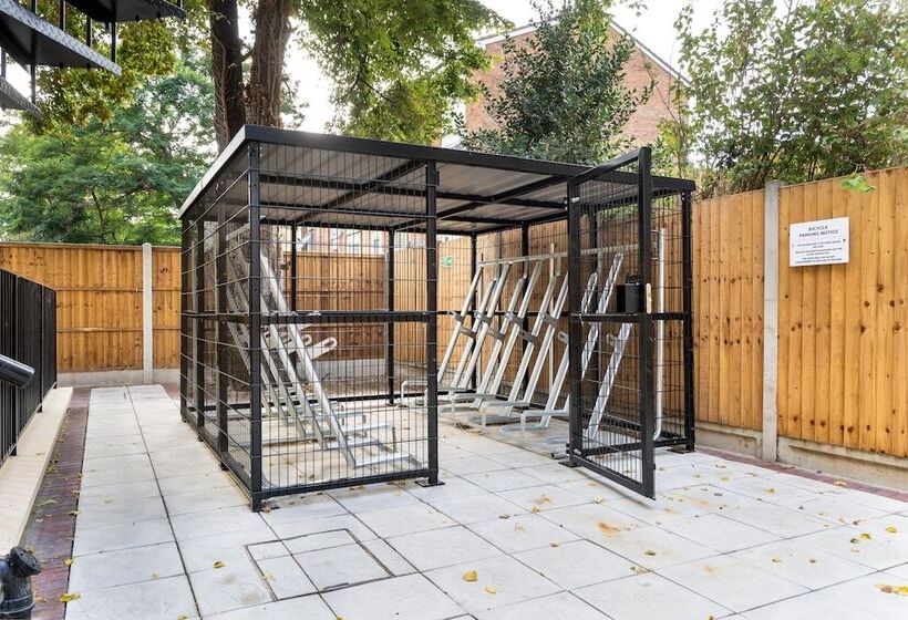 בית מלון כפרי Dc, Stratford